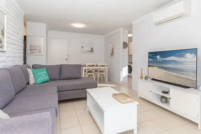 Image de Mirabeau - Centrally located first floor apartment with modern furnishings.