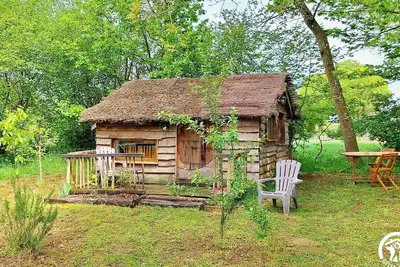 Image de Évasion Nature à Deux : Cabane Confortable avec Terrasse Privée et Activités Partagées