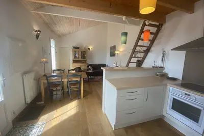 Image de Villa rénovée à Fouras: 2 ch + mezzanine, proche plage/centre, jardin privatif, équipement complet