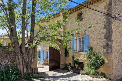 Image de Une authentique maison de village provençale, 3 chambres et une piscine privée