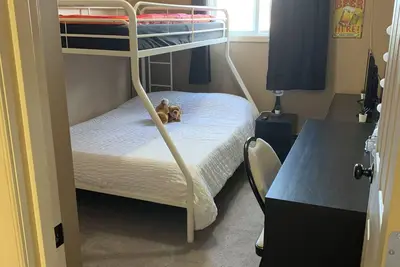 Image de Classic Retreat in Sylvan lake. Your cozy home away from home Beach adventure.