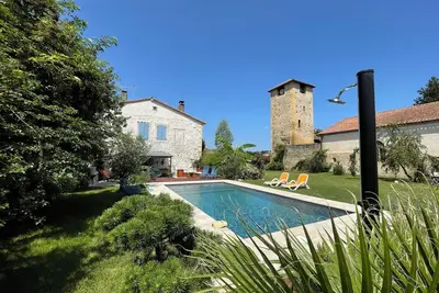 Image de Ancien Presbytère du 17eme sur 1750 m2 de jardin arboré