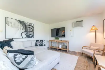 Paradise View 101 - Lake Views, Downtown!