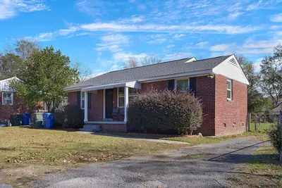 Image de Hangout by the firepit near Usc pet-friendly