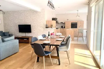 Image de 10mn Dinan, maison 160M² entièrement rénovée avec jardin clos -baignoire balnéo