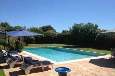 Image de Grimaud, Dans propriété provençale, appartement plein pied avec piscine