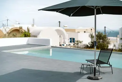 Image de 7 person villa with large pool, central location!