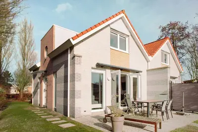 Image de Semi-detached 6-person bungalow with yard, water view, and modern amenities at Beach Resort Makkum, right at the IJsselmeer.