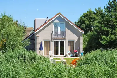 Image de Detached 4-person Solo bungalow with a bathtub, spacious yard, and patio at Beach Resort Makkum on the IJsselmeer.