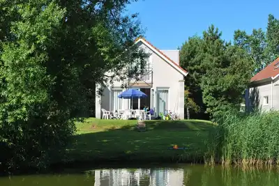 Image de Detached Solo bungalow for 6 persons with large yard, open water, and fully equipped kitchen at Beach Resort Makkum.