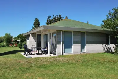 Image de Detached 4-person Star bungalow with bathtub, jetty, and spacious yard at Beach Resort Makkum on the IJsselmeer.