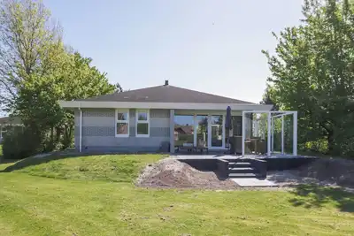 Image de Attractive 4-person Star Deluxe bungalow with whirlpool, bathtub, and jetty at Beach Resort Makkum on the IJsselmeer.