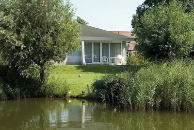 Image de Detached 6-person Star bungalow with a spacious yard, private patio, and fully equipped kitchen at Beach Resort Makkum on the IJsselmeer.