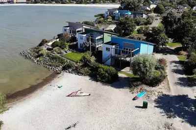 Image de Exclusive 8-person Deluxe beach villa with panoramic views, freestanding bathtub, and steam shower cabin at Beach Resort Makkum on the IJsselmeer.