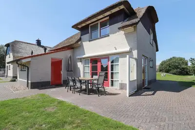 Image de Spacious Deluxe Dune Villa for 8 persons with a private sauna and whirlpool, located at luxurious Beach Resort Makkum by the IJsselmeer.