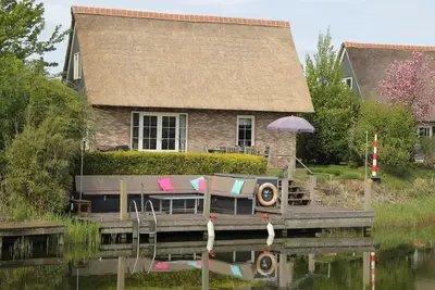 Image de Luxurious Beachvilla+ with a sauna, a bathtub, and a dock at Beach Resort Makkum by the IJsselmeer.