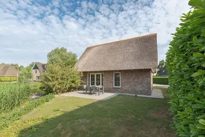 Image de Detached Beachvilla with a large yard, two bathrooms, and the option for a location on the open water at Beach Resort Makkum.