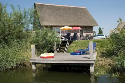 Image de Detached Beachvilla for 8 people with a yard, 4 bedrooms, and the option of a location on open water at Beach Resort Makkum.