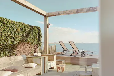 Image de Detached Dijkvilla with a large patio, a panoramic view of the IJsselmeer, and three bedrooms at the luxurious Beach Resort Makkum.