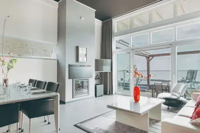 Image de Luxurious Dijkvilla Deluxe with a panoramic view of the IJsselmeer, a private sauna, and two patios at the exclusive Beach Resort Makkum.