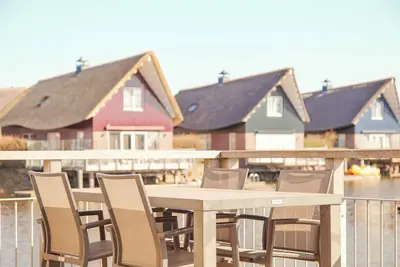 Image de Detached fisherman's villa for 6 persons with a patio above the water, bathtub, and jetty at Beach Resort Makkum in Friesland.