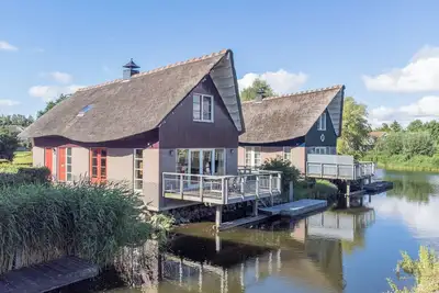 Image de Detached 8-person fisherman's villa with a patio above the water and a private jetty at Beach Resort Makkum on the IJsselmeer.