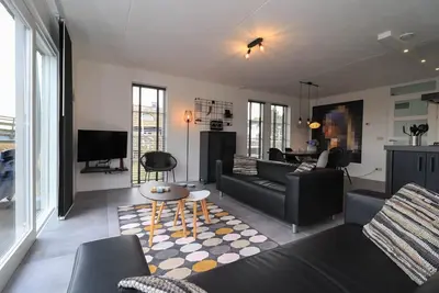 Image de Luxury 8-person fishing villa with a sauna, patio above the water, and private jetty at Beach Resort Makkum on the IJsselmeer.