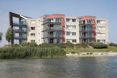 Image de Spacious apartment with a large balcony and a view of the IJsselmeer at a luxurious resort in Friesland.