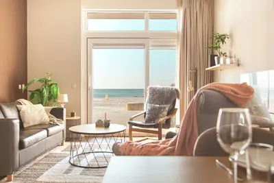 Image de Luxurious apartment with a balcony or a patio, a bathtub, and a private parking space directly on the IJsselmeer at Beach Resort Makkum.