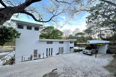 Image de Romantic Contemporary House with Private pool - 5 min from the beach!
