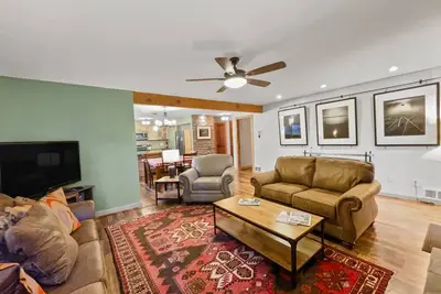 Image de Fourth Sister Retreat - Great location with fireplace, community pool & hot tub