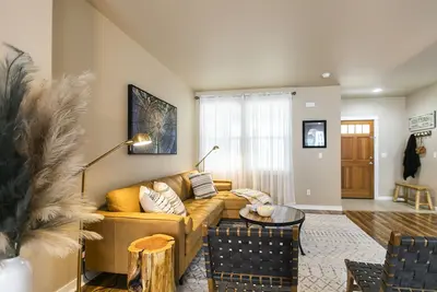 Image de Hiker`s Hideaway 3 bdrm townhome, spacious layout & cozy modern mountain design