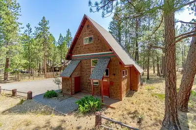 Image de Juniper and Pine - A High Desert Lodge 3 bd 2. 5 bath with private hot tub
