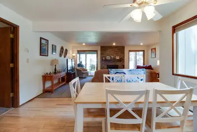 Image de Fourth Sister Getaway Condo 2 bdrm 2 bth sleeps 6, fireplace, community pool/spa