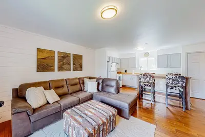 Image de Three-story condo with mountain views right downtown - walk to the lake