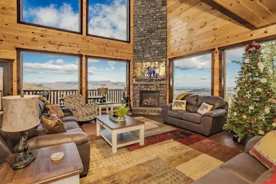 Image de Brand New Luxury Cabin: Indoor Htd. Pool, Theater Room & 50 Mile Range Mtn Views