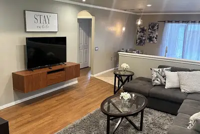 Image de Adorable Riverside Home