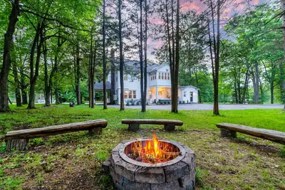 Image de 8 bedroom Manor - Hot Tub - Game Room - Fire Pit - Sleeps 22