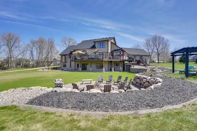 Image de Expansive Retreat on 5 Acres in Shakopee!