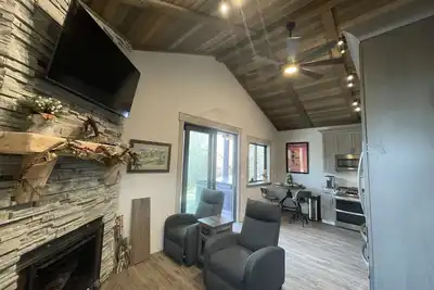 Image de Romantic River Front Cottage at Old Works Golf Course! Hot Tub and Sauna! !