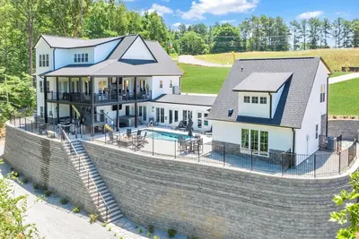 Image de Tranquil Shores Estate, Luxury Lakefront Compound w/ Heated Salt Pool, Hot Tub, Dock!