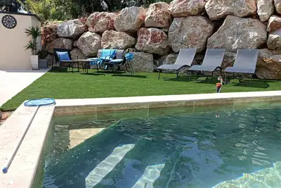 Maison proche Uzes à Mons piscine privée climatisé. web. ecrin de samuel