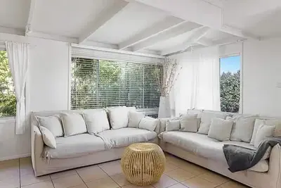 Image de Comfortable 5 bed Boho Beachhouse -200m beach/lake
