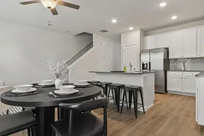 Image de Secluded 3 Brd townhome- 15 mins from downtown Atlanta