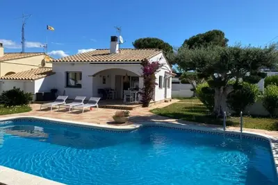 Image de Jolie villa avec piscine à 10 minutes à pied de la plage pour 6 personnes!