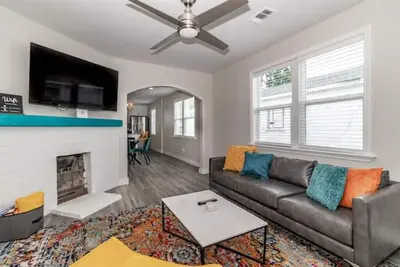 Image de Modern 2Bd/2Ba Getaway in Historic Olde Town