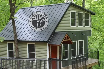 Image de Secluded Treehouse in the Woods - 10 minutes to Branson Landing & Sdc!