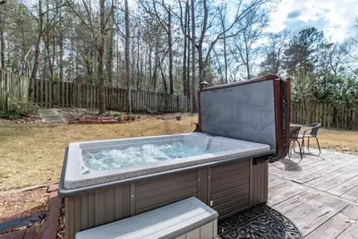 Image de 4 Bed/3 Bath Home with Hot Tub & Firepit in Back!