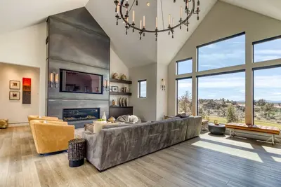 Image de Modern Central Oregon home located in the Brasada Ranch resort neighborhood.