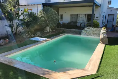 Image de Rosas maison avec gardien 4 ch, 700m plage et centre quartier résidentiel calme.